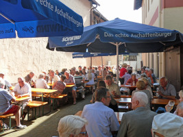 13. Hoffest „Rote Forelle“ in Schweinheim – bei bestem Wetter gut besucht.