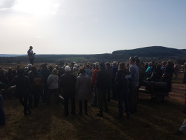 Die Wanderer lauschen den Worten von Stefan Karpf