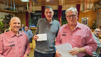 In der Mitte der Turniersieger Thomas Deppisch.