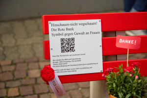 Zusammen mit der AWO hat die SPD Schweinheim die rote Bank eingewiht.