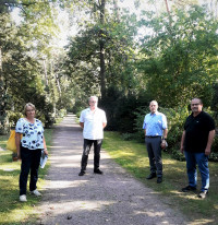 (von l.: Birgit Schmidt, Peter Stoll, Eric Leiderer und Martin Völker beim Ortstermin im Waldfriedhof)