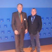 Bildunterschrift: Jürgen Herzing und Wolfgang Giegerich bei der vbw Veranstaltung