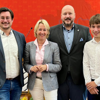 (v.l.: Manuel Michniok und Martina Fehlner aus Schweinheim gehören dem Vorstandsgremium der SPD Unterfranken an)