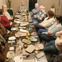 Blick auf den Tisch mit den Teilnehmern