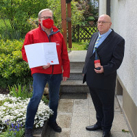 (Wolfgang Gummert (rechts) erhält die Urkunde mit Ehrennadel von Peter Stoll)