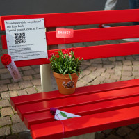 Die "Rote Bank" als Zeichen gegen Gewalt gegen Frauen.