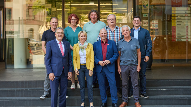 Die Stadtratskandidaten aus Schweinheim und der Oberbürgermeister. v.l.n.r. Manuel Leiderer, (OB)Jürgen Herzing, Birgit Salefsky, (MdL) Martina Fehlner, Helge Dietrich, (Bürgermeister) Eric Leiderer, Peter Stoll, Dieter Gerlach, Manuel Michniok
